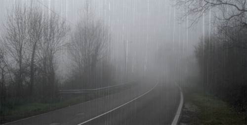 Niebla y lluvia en la carretera, foto